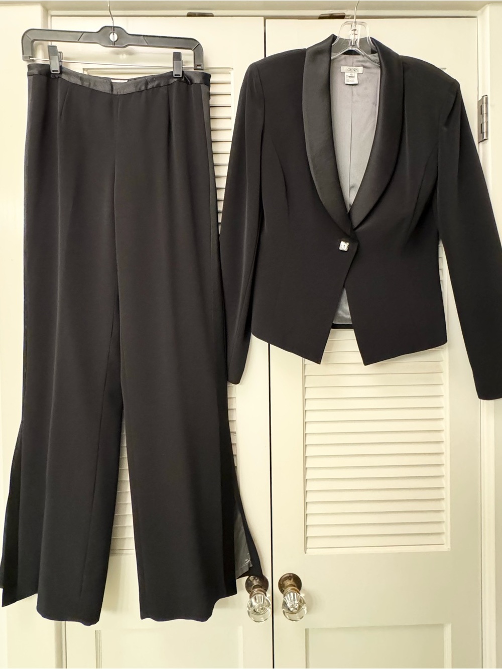Vintage - Cache Tuxedo - Black with Satin Lapel